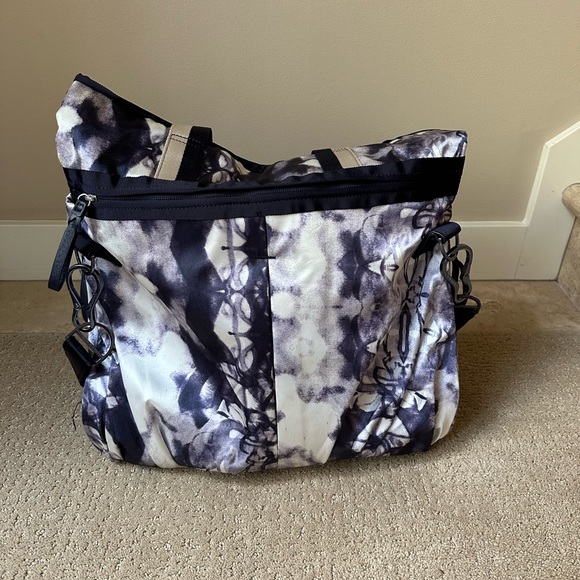 Lulu shoulder gym bag 18”x16”. Laundry bag included. - Picture 4 of 7